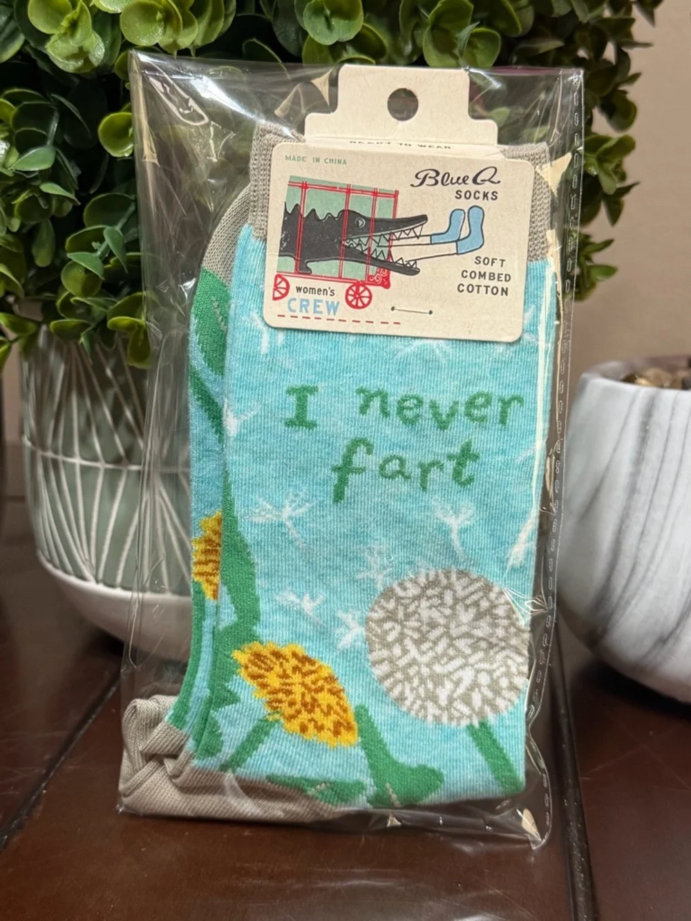 Funny hilarious crew socks Woman’s ‘I never fart’ - Picture 2 of 2
